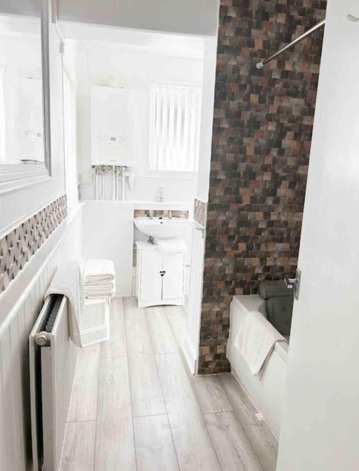 Lovely Two Bedroom Apartment, With Private Garden! Torquay Luaran gambar